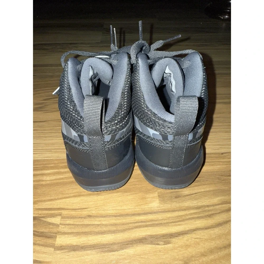 Nike NEW Team Hustle D8 Boys Sz 3Y Black Gray Camo Sneakers Basketball Shoes‎
